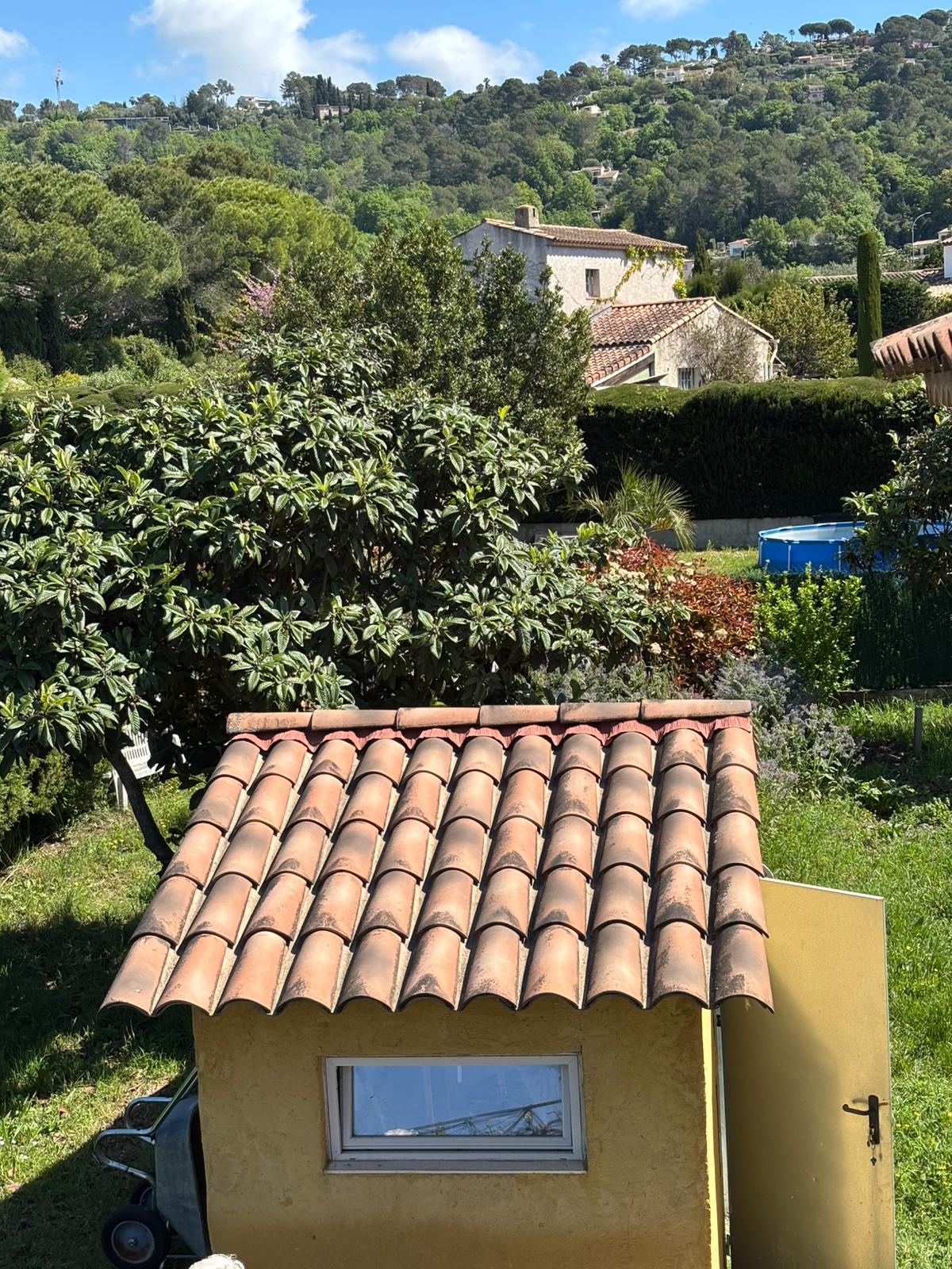 Toiture en tuiles canal terracotta dans les Alpes-Maritimes
