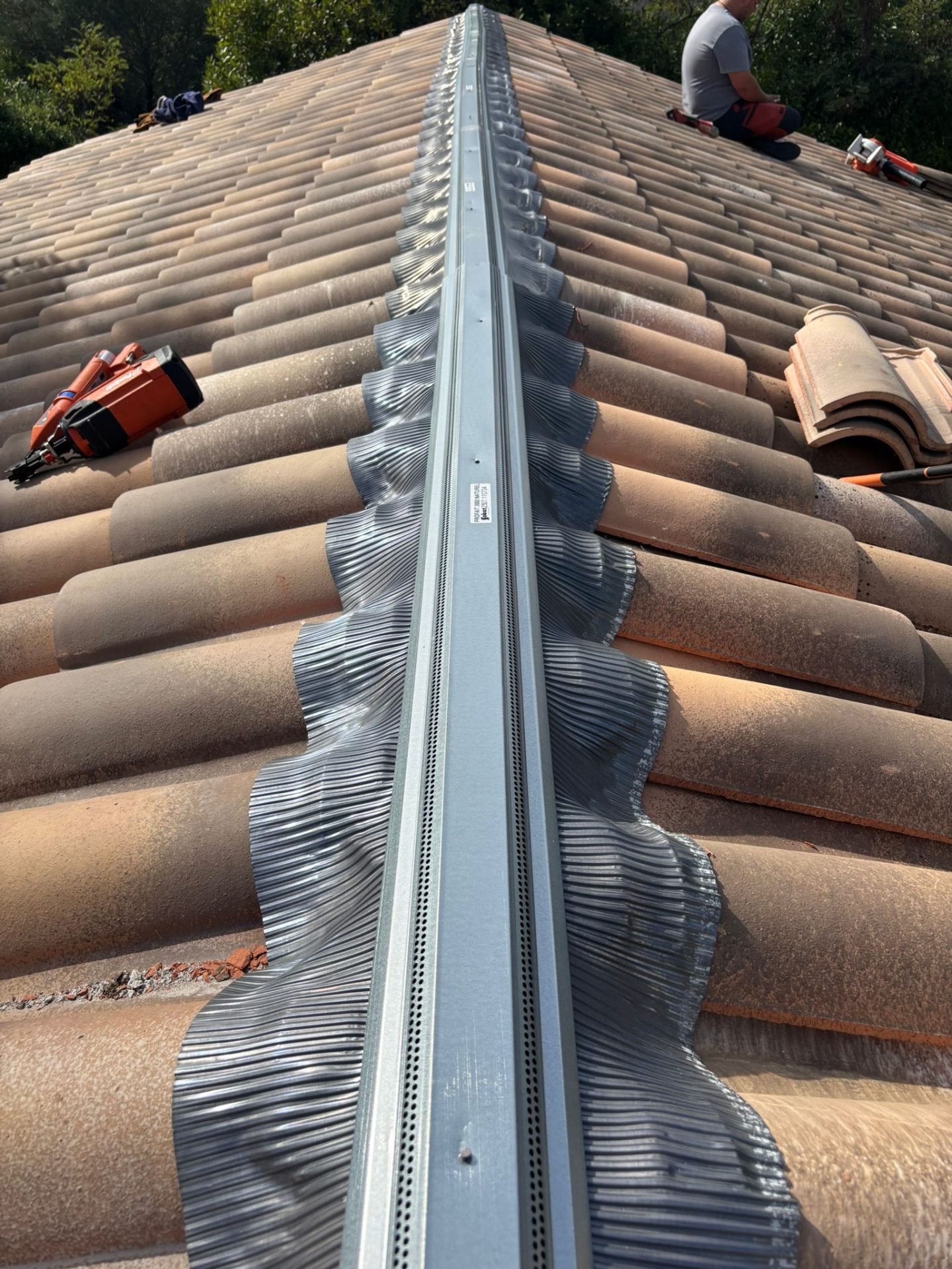 Pose de faîtage ventilé en zinc sur toiture tuiles