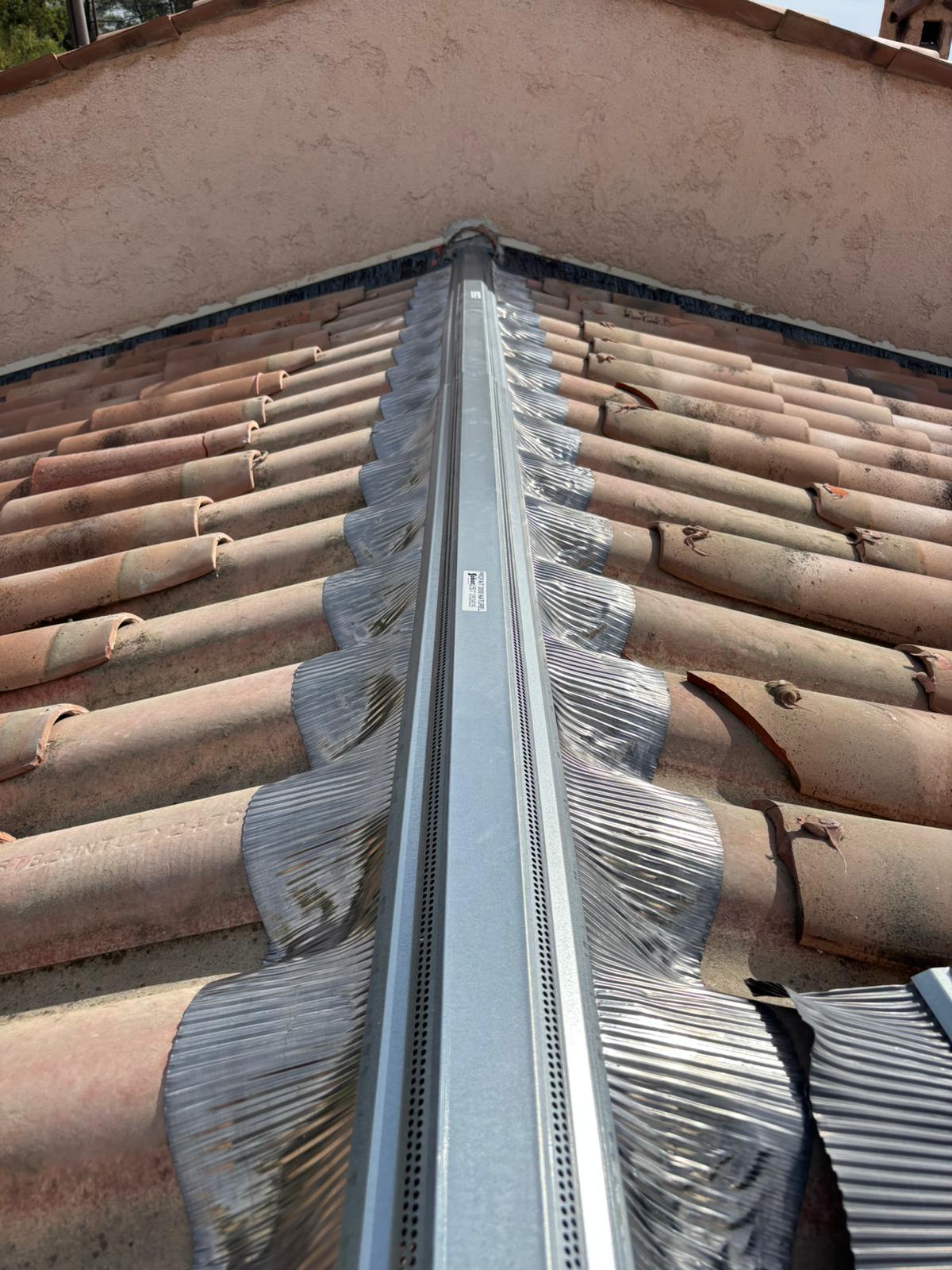 Faîtage zinc ventilé sur toiture méditerranéenne